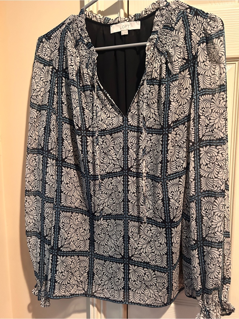 LOFT Printed V-Neck Long-Sleeve Blouse- like new!